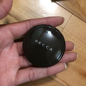 Becca highlighter champagne pop